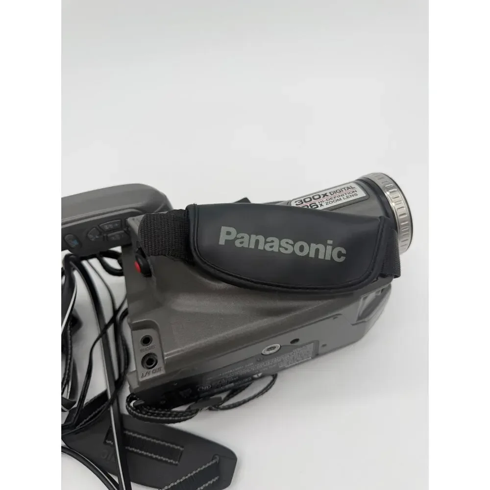 Panasonic PV-L780D VHS-C Camcorder 26x Optical 300x Digital Zoom *NO BATTERIE